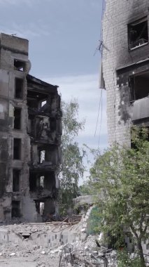 Bu dikey borsa videosu Ukrayna 'daki savaşın sonucunu gösteriyor. Borodyanka, Bucha bölgesindeki harap olmuş bir bina. Gri, renksiz, düz.