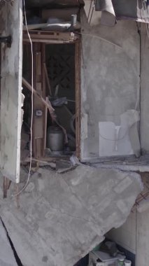 Bu dikey borsa videosu Ukrayna 'daki savaşın sonucunu gösteriyor. Borodyanka, Bucha bölgesindeki harap olmuş bir bina. Gri, renksiz, düz.