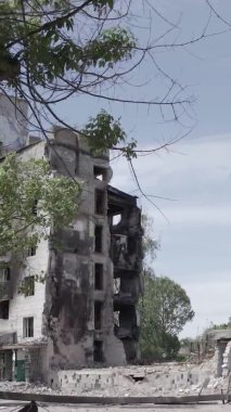 Bu dikey borsa videosu Ukrayna 'daki savaşın sonucunu gösteriyor. Borodyanka, Bucha bölgesindeki harap olmuş bir bina. Gri, renksiz, düz.