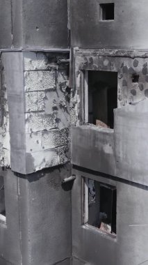 Bu dikey borsa videosu Ukrayna 'daki savaşın sonucunu gösteriyor. Borodyanka, Bucha bölgesindeki harap olmuş bir bina. Gri, renksiz, düz.