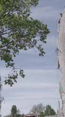 Bu dikey borsa videosu Ukrayna 'daki savaşın sonucunu gösteriyor. Borodyanka, Bucha bölgesindeki harap olmuş bir bina. Gri, renksiz, düz.