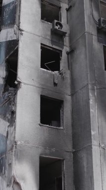 Bu dikey borsa videosu Ukrayna 'daki savaşın sonucunu gösteriyor. Borodyanka, Bucha bölgesindeki harap olmuş bir bina. Gri, renksiz, düz.