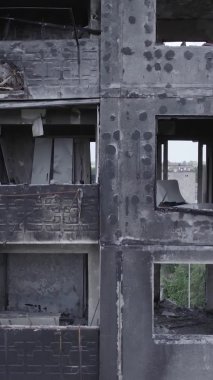 Bu dikey borsa videosu Ukrayna 'daki savaşın sonucunu gösteriyor. Borodyanka, Bucha bölgesindeki harap olmuş bir bina. Gri, renksiz, düz.