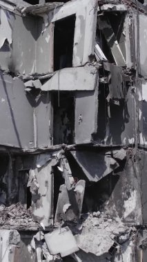 Bu dikey borsa videosu Ukrayna 'daki savaşın sonucunu gösteriyor. Borodyanka, Bucha bölgesindeki harap olmuş bir bina. Gri, renksiz, düz.