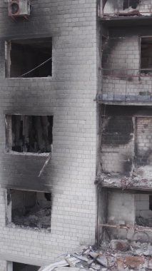 Bu dikey borsa videosu Ukrayna 'daki savaşın sonucunu gösteriyor. Borodyanka, Bucha bölgesindeki harap olmuş bir bina. Gri, renksiz, düz.