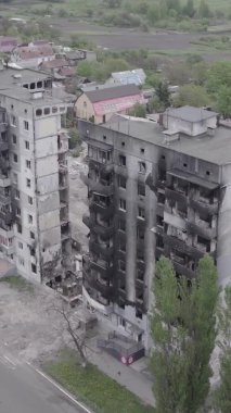 Bu dikey borsa videosu Ukrayna 'daki savaşın sonucunu gösteriyor. Borodyanka, Bucha bölgesindeki harap olmuş bir bina. Gri, renksiz, düz.