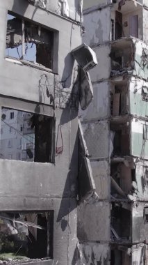 Bu dikey borsa videosu Ukrayna 'daki savaşın sonucunu gösteriyor. Borodyanka, Bucha bölgesindeki harap olmuş bir bina. Gri, renksiz, düz.