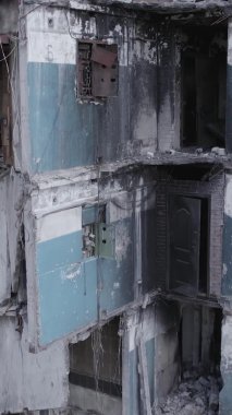 Bu dikey borsa videosu Ukrayna 'daki savaşın sonucunu gösteriyor. Borodyanka, Bucha bölgesindeki harap olmuş bir bina. Gri, renksiz, düz.
