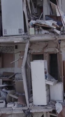 Bu dikey borsa videosu Ukrayna 'daki savaşın sonucunu gösteriyor. Borodyanka, Bucha bölgesindeki harap olmuş bir bina. Gri, renksiz, düz.