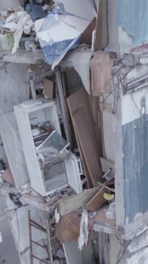 Bu dikey borsa videosu Ukrayna 'daki savaşın sonucunu gösteriyor. Borodyanka, Bucha bölgesindeki harap olmuş bir bina. Gri, renksiz, düz.