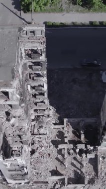 Bu dikey borsa videosu Ukrayna 'daki savaşın sonucunu gösteriyor. Borodyanka, Bucha bölgesindeki harap olmuş bir bina. Gri, renksiz, düz.