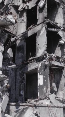 Bu dikey borsa videosu Ukrayna 'daki savaşın sonucunu gösteriyor. Borodyanka, Bucha bölgesindeki harap olmuş bir bina. Gri, renksiz, düz.