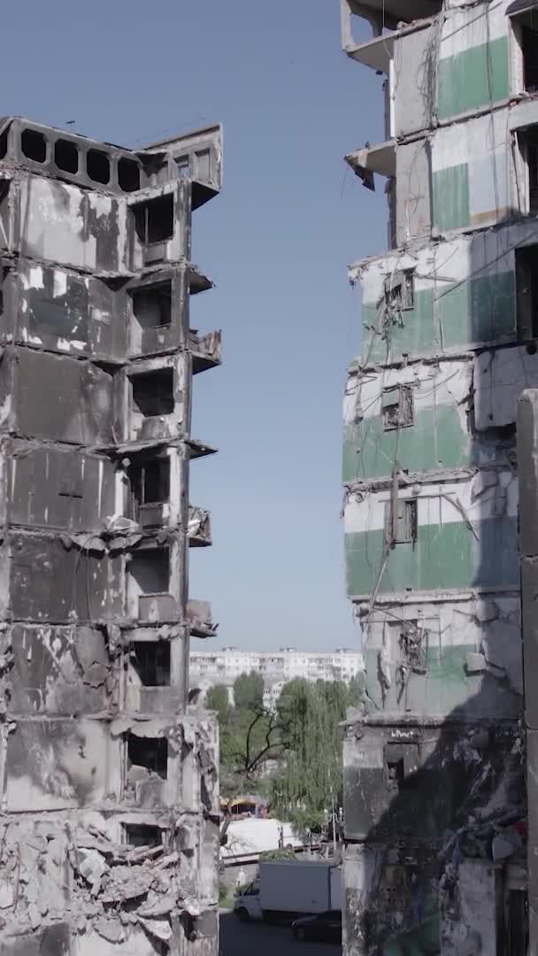 Este Video Vertical Muestra Las Secuelas Guerra Ucrania Edificio Residencial — Vídeo de stock