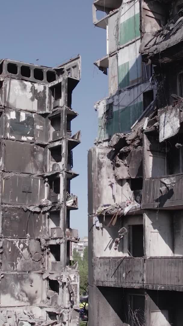 Este Vídeo Vertical Mostra Consequências Guerra Ucrânia Edifício Residencial Destruído — Vídeo de Stock