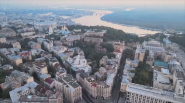 Bu stok görüntüler Ukrayna, Kyiv 'in 8K çözünürlükteki hava görüntüsünü gösteriyor.