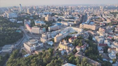 Bu stok görüntüler Ukrayna, Kyiv 'in 8K çözünürlükteki hava görüntüsünü gösteriyor.