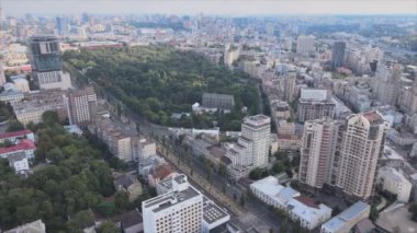 Bu stok görüntüler Ukrayna, Kyiv 'in 8K çözünürlükteki hava görüntüsünü gösteriyor.