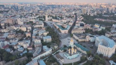 Bu stok görüntüler Ukrayna, Kyiv 'in 8K çözünürlükteki hava görüntüsünü gösteriyor.