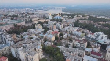 Bu stok görüntüler Ukrayna, Kyiv 'in 8K çözünürlükteki hava görüntüsünü gösteriyor.