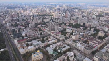 Bu stok görüntüler Ukrayna, Kyiv 'in 8K çözünürlükteki hava görüntüsünü gösteriyor.