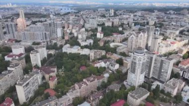 Bu stok görüntüler Ukrayna, Kyiv 'in 8K çözünürlükteki hava görüntüsünü gösteriyor.