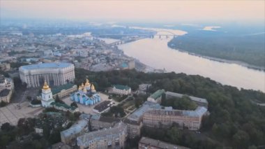 Bu stok görüntüler Ukrayna, Kyiv 'in 8K çözünürlükteki hava görüntüsünü gösteriyor.