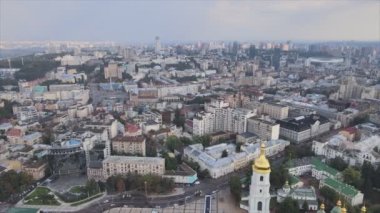 Bu stok görüntüler Ukrayna, Kyiv 'in 8K çözünürlükteki hava görüntüsünü gösteriyor.