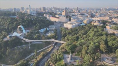 Bu stok görüntüler Ukrayna, Kyiv 'in 8K çözünürlükteki hava görüntüsünü gösteriyor.