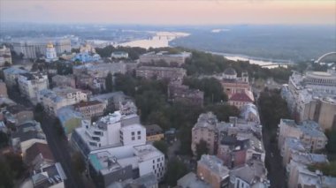Bu stok görüntüler Ukrayna, Kyiv 'in 8K çözünürlükteki hava görüntüsünü gösteriyor.