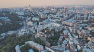 Bu stok görüntüler Ukrayna, Kyiv 'in 8K çözünürlükteki hava görüntüsünü gösteriyor.