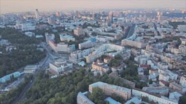 Bu stok görüntüler Ukrayna, Kyiv 'in 8K çözünürlükteki hava görüntüsünü gösteriyor.