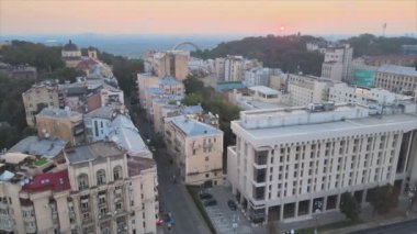Bu stok görüntüler Ukrayna, Kyiv 'in 8K çözünürlükteki hava görüntüsünü gösteriyor.