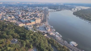 Bu stok görüntüler Ukrayna, Kyiv 'in 8K çözünürlükteki hava görüntüsünü gösteriyor.