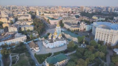 Bu stok görüntüler Ukrayna, Kyiv 'in 8K çözünürlükteki hava görüntüsünü gösteriyor.