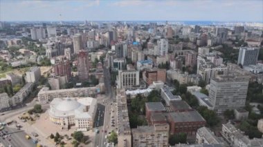 Bu stok görüntüler Ukrayna, Kyiv 'in 8K çözünürlükteki hava görüntüsünü gösteriyor.