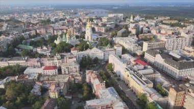 Bu stok görüntüler Ukrayna, Kyiv 'in 8K çözünürlükteki hava görüntüsünü gösteriyor.