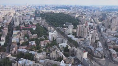 Bu stok görüntüler Ukrayna, Kyiv 'in 8K çözünürlükteki hava görüntüsünü gösteriyor.