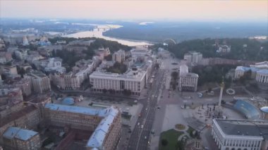 Bu stok görüntüler Ukrayna, Kyiv 'in 8K çözünürlükteki hava görüntüsünü gösteriyor.