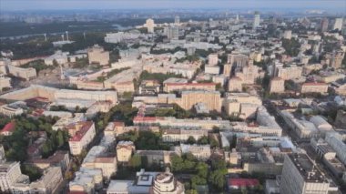 Bu stok görüntüler Ukrayna, Kyiv 'in 8K çözünürlükteki hava görüntüsünü gösteriyor.