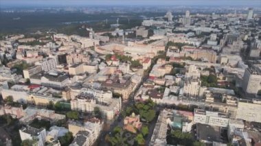 Bu stok görüntüler Ukrayna, Kyiv 'in 8K çözünürlükteki hava görüntüsünü gösteriyor.