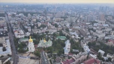 Bu stok görüntüler Ukrayna, Kyiv 'in 8K çözünürlükteki hava görüntüsünü gösteriyor.