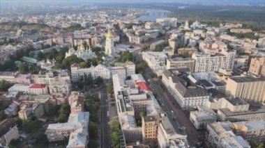 Bu stok görüntüler Ukrayna, Kyiv 'in 8K çözünürlükteki hava görüntüsünü gösteriyor.