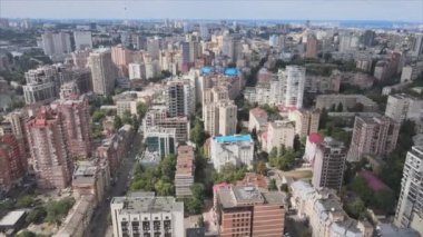 Bu stok görüntüler Ukrayna, Kyiv 'in 8K çözünürlükteki hava görüntüsünü gösteriyor.