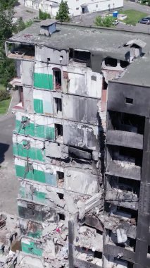 Bu borsa dikey videosu Ukrayna 'daki savaş sonrasını gösteriyor. Borodyanka' da yıkılan bir yerleşim yeri.