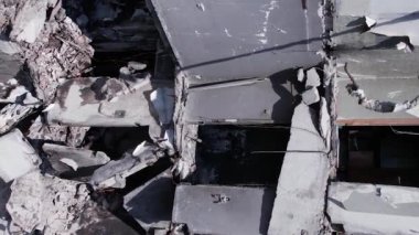 Bu borsa dikey videosu Ukrayna 'daki savaş sonrasını gösteriyor. Borodyanka' da yıkılan bir yerleşim yeri.