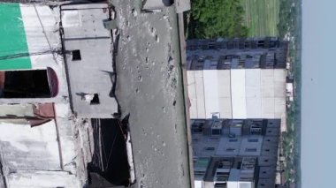 Bu borsa dikey videosu Ukrayna 'daki savaş sonrasını gösteriyor. Borodyanka' da yıkılan bir yerleşim yeri.