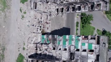 Bu borsa dikey videosu Ukrayna 'daki savaş sonrasını gösteriyor. Borodyanka' da yıkılan bir yerleşim yeri.