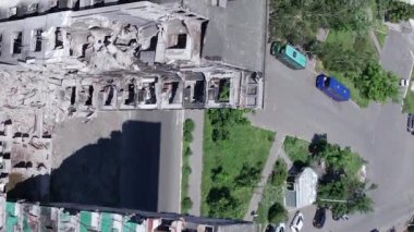 Bu borsa dikey videosu Ukrayna 'daki savaş sonrasını gösteriyor. Borodyanka' da yıkılan bir yerleşim yeri.