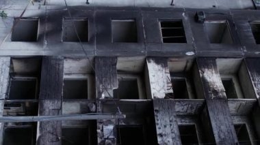 Bu borsa dikey videosu Ukrayna 'daki savaş sonrasını gösteriyor. Borodyanka' da yıkılan bir yerleşim yeri.