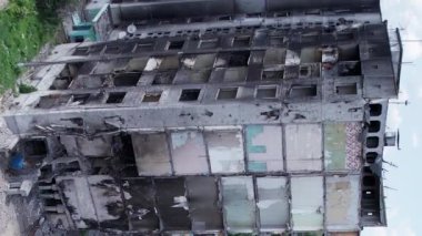 Bu borsa dikey videosu Ukrayna 'daki savaş sonrasını gösteriyor. Borodyanka' da yıkılan bir yerleşim yeri.